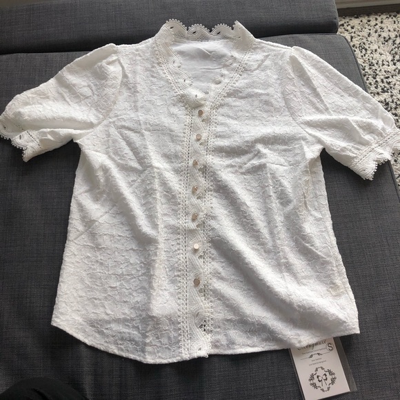 White blouse with high lacy collar and rose gold buttons - Picture 3 of 3